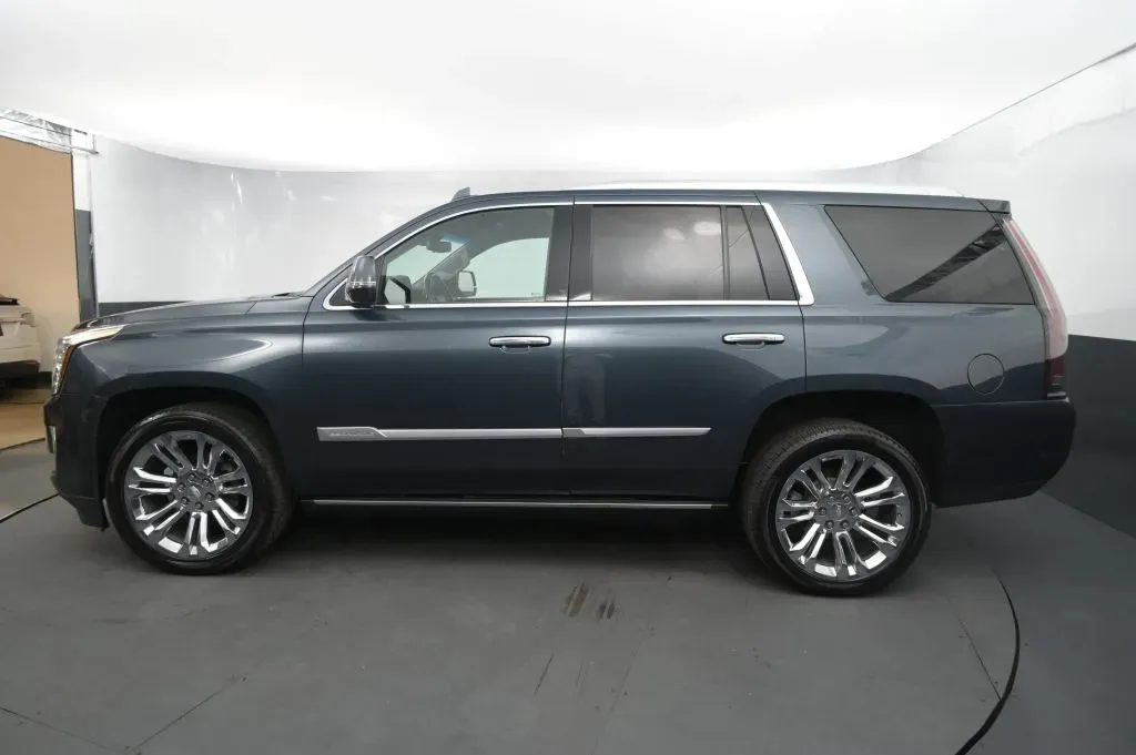 Cadillac Escalade photo 2