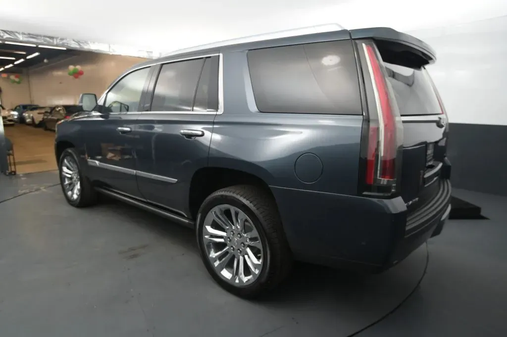 Cadillac Escalade photo 3