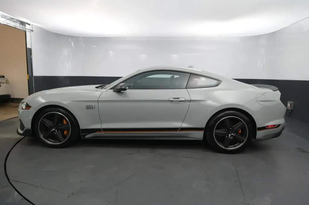 Ford Mustang photo 2