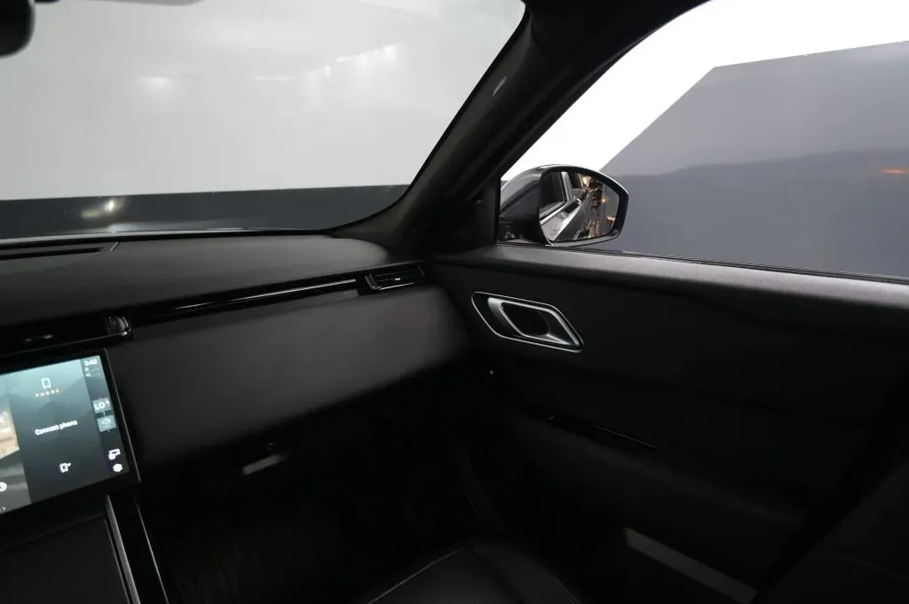 Land Rover Range Rover Velar photo 32
