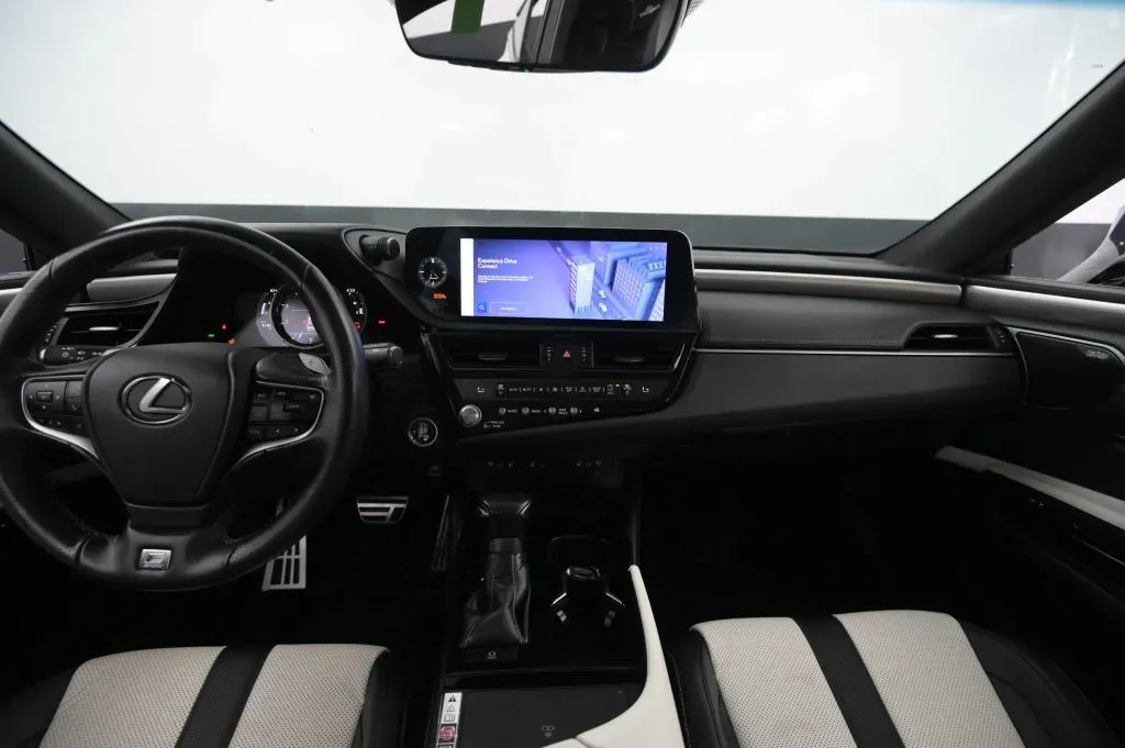 Lexus ES photo 31