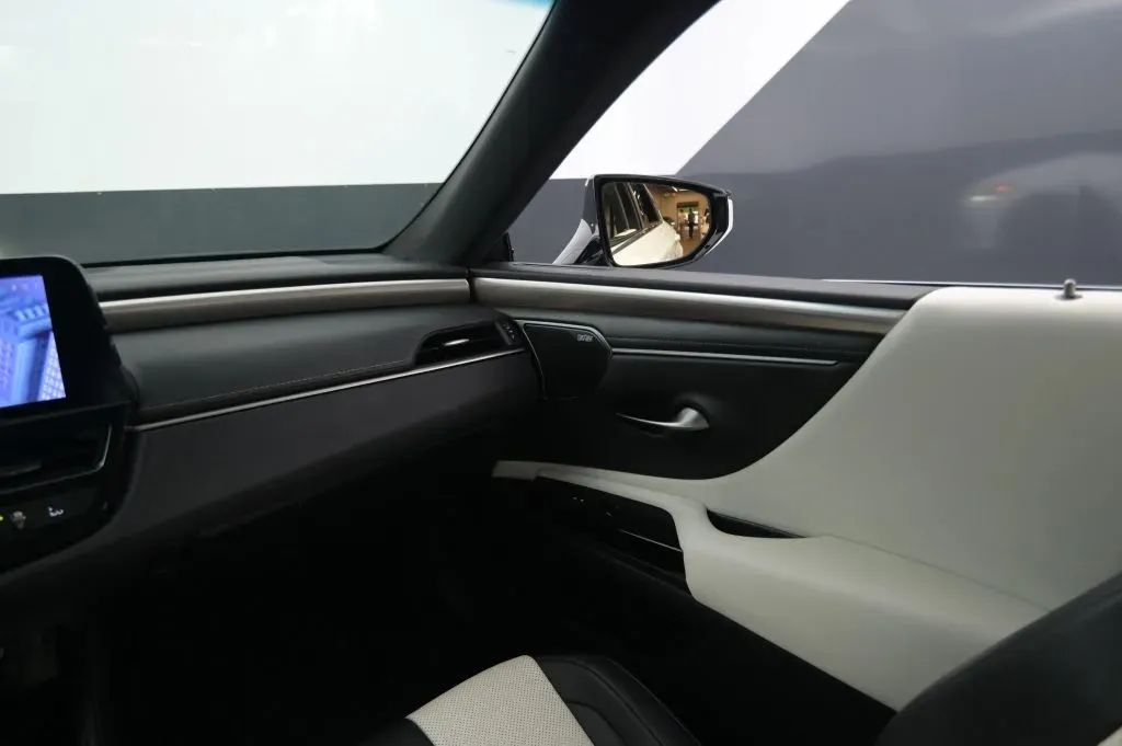 Lexus ES photo 33