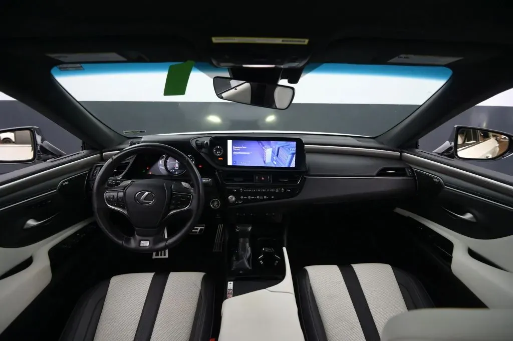 Lexus ES photo 30