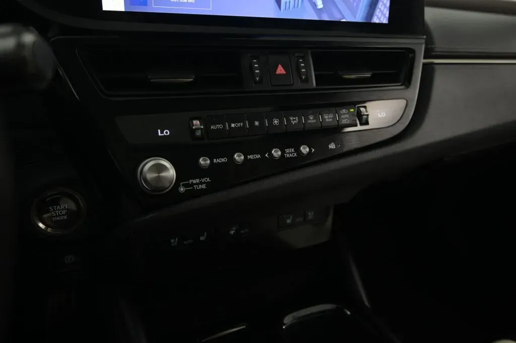 Lexus ES photo 26