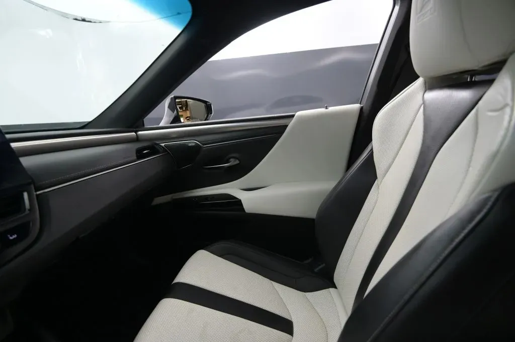 Lexus ES photo 27