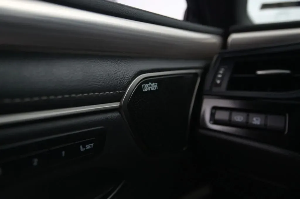 Lexus ES photo 29