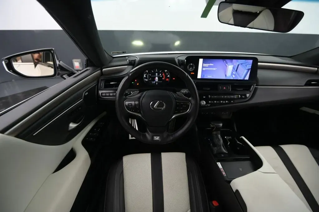 Lexus ES photo 35