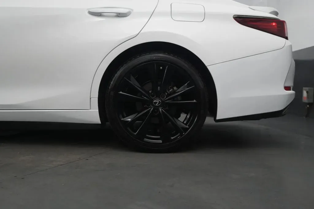 Lexus ES photo 13