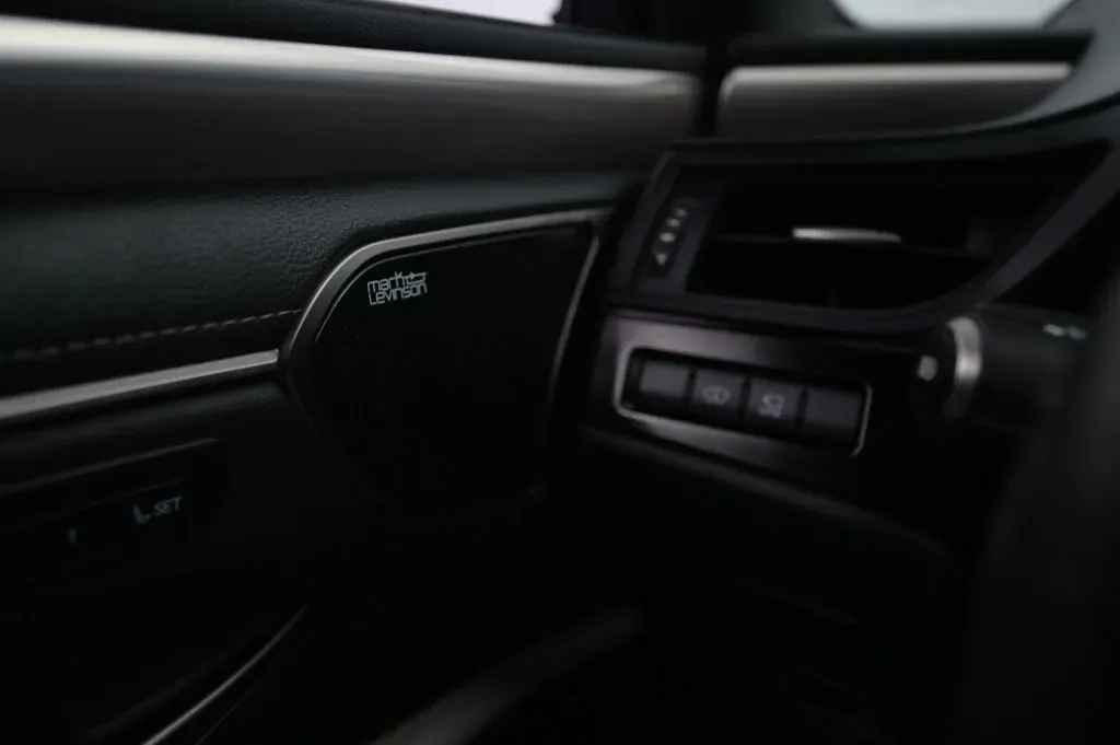 Lexus ES photo 21