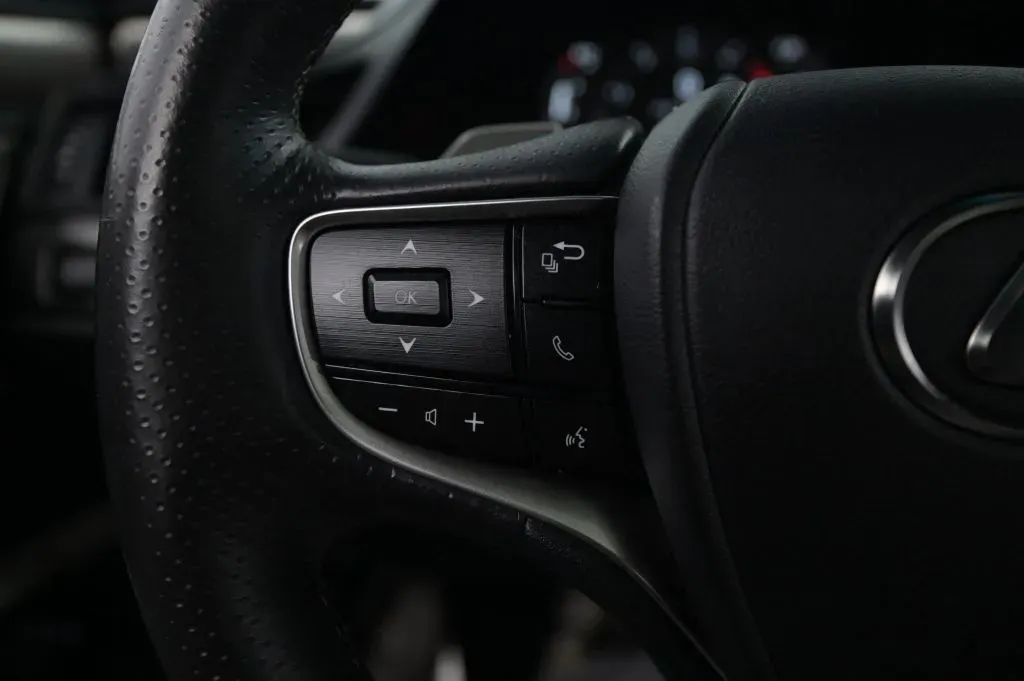 Lexus ES photo 23
