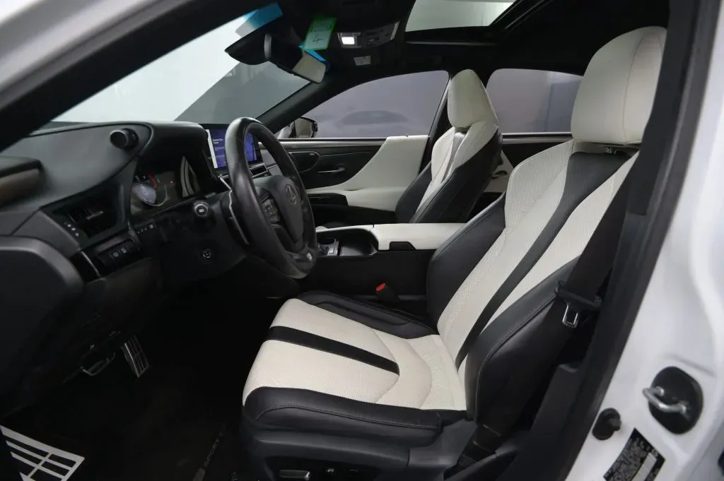 Lexus ES photo 38