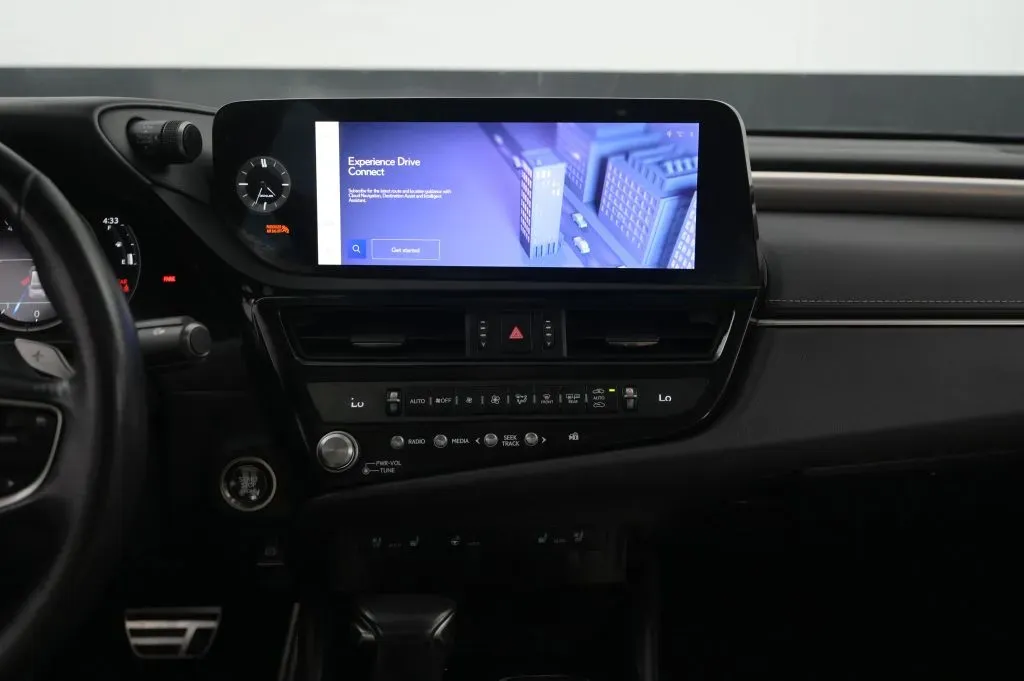 Lexus ES photo 32