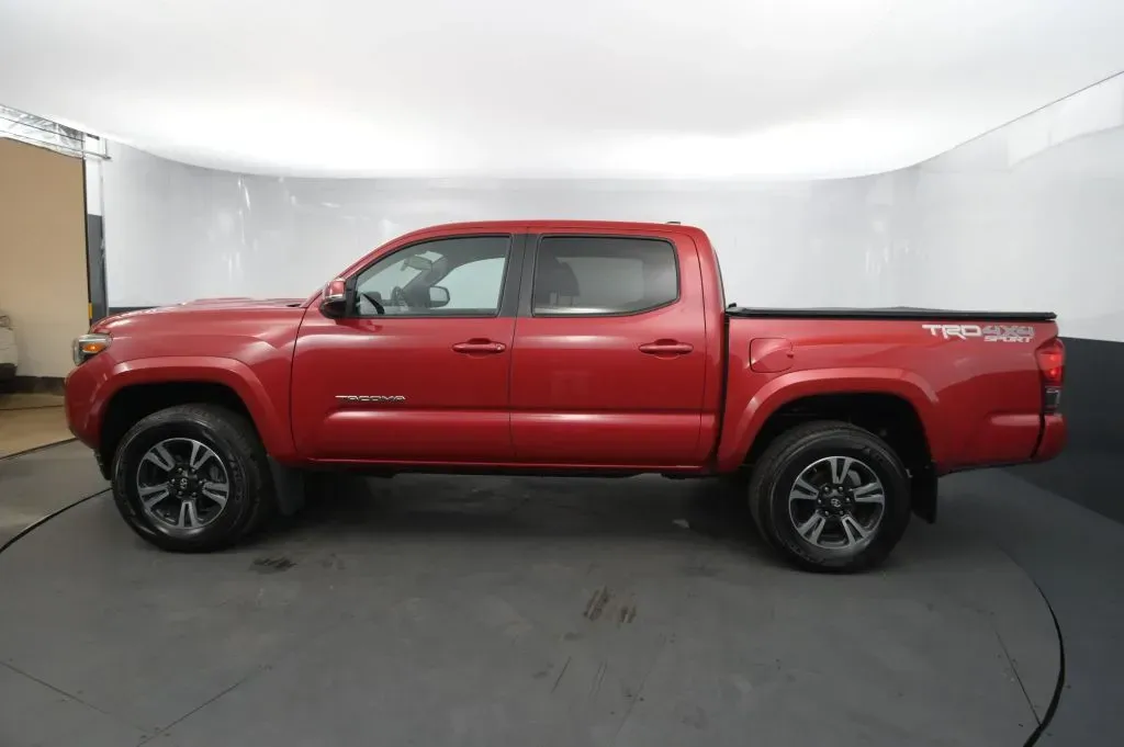 Toyota Tacoma photo 2