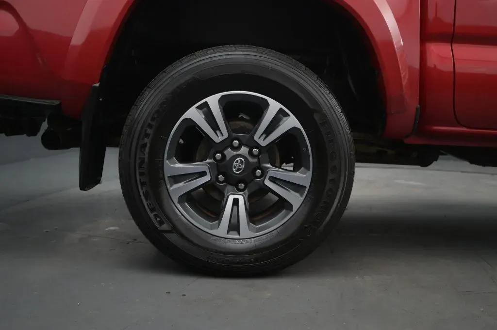 Toyota Tacoma photo 19