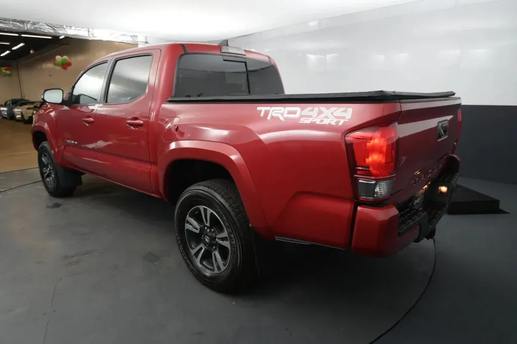 Toyota Tacoma photo 3