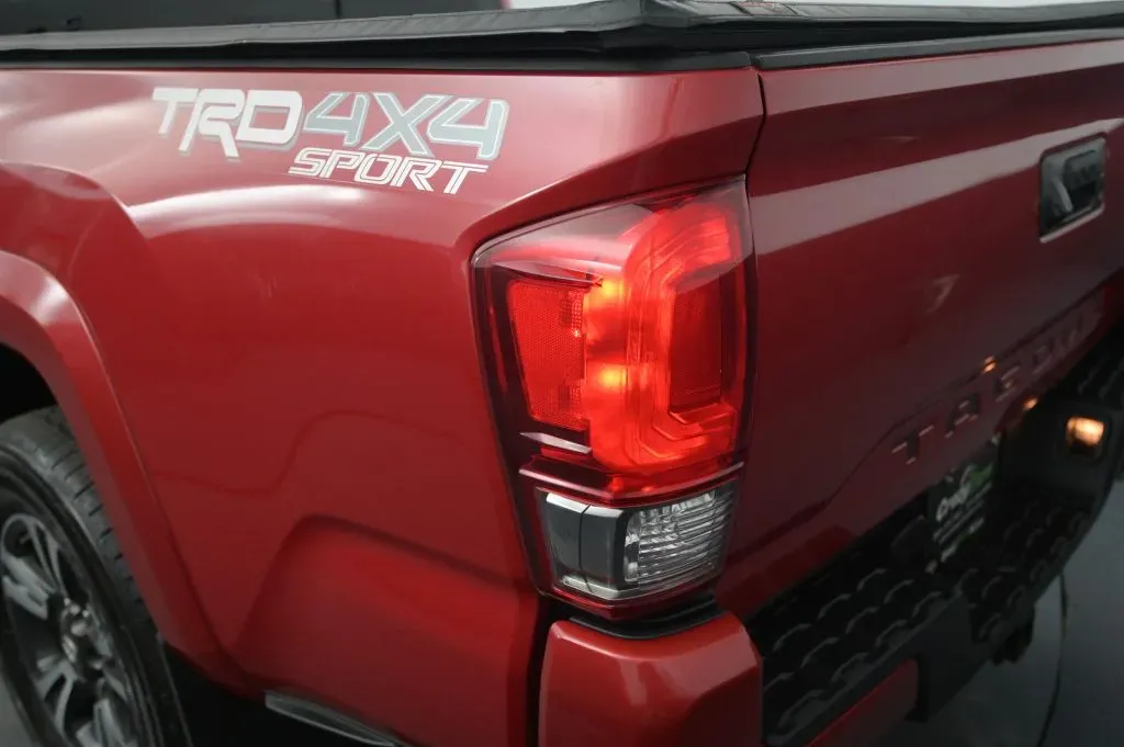Toyota Tacoma photo 16