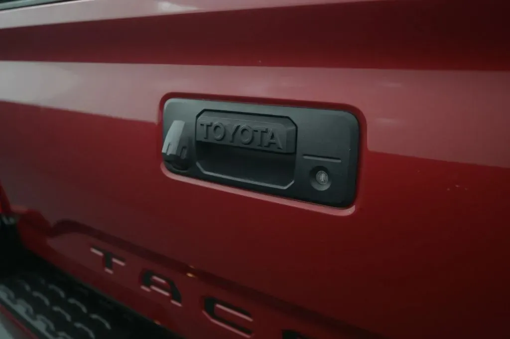 Toyota Tacoma photo 17
