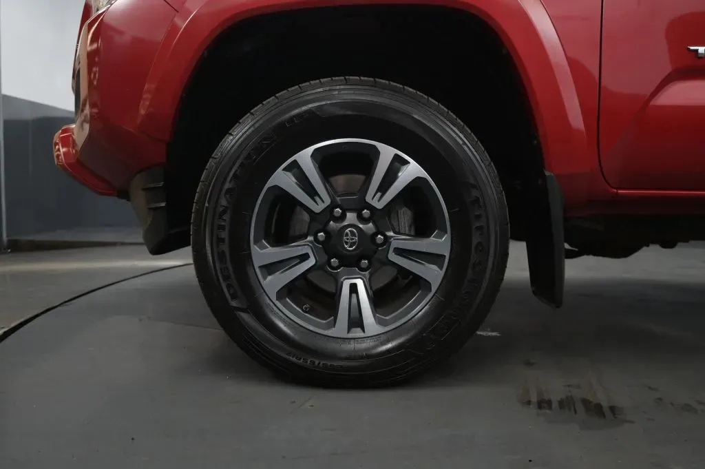 Toyota Tacoma photo 10
