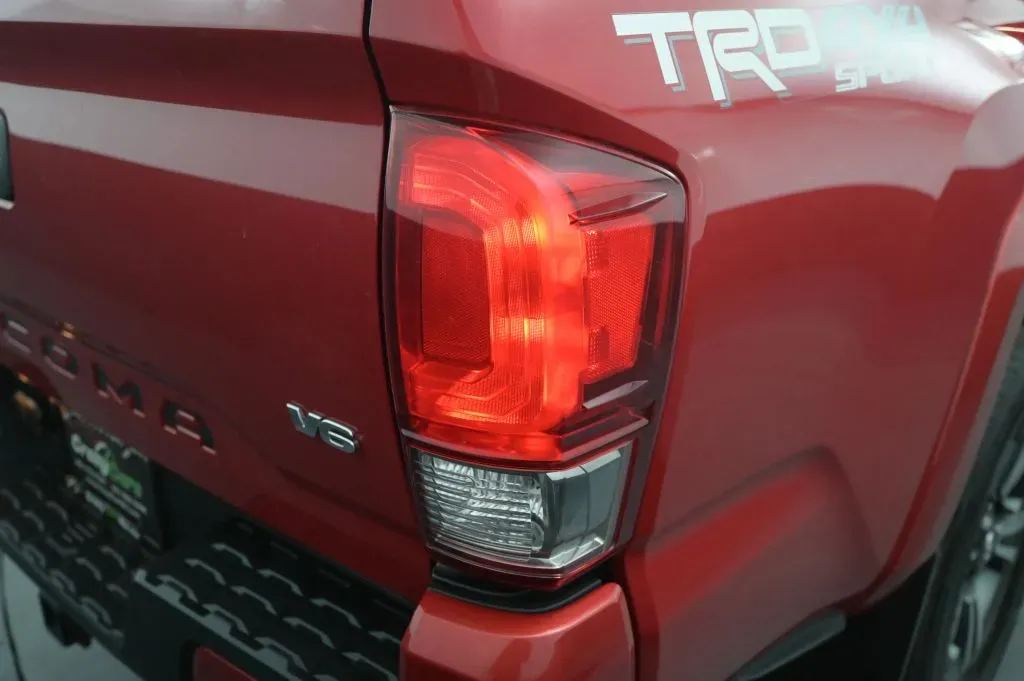 Toyota Tacoma photo 18