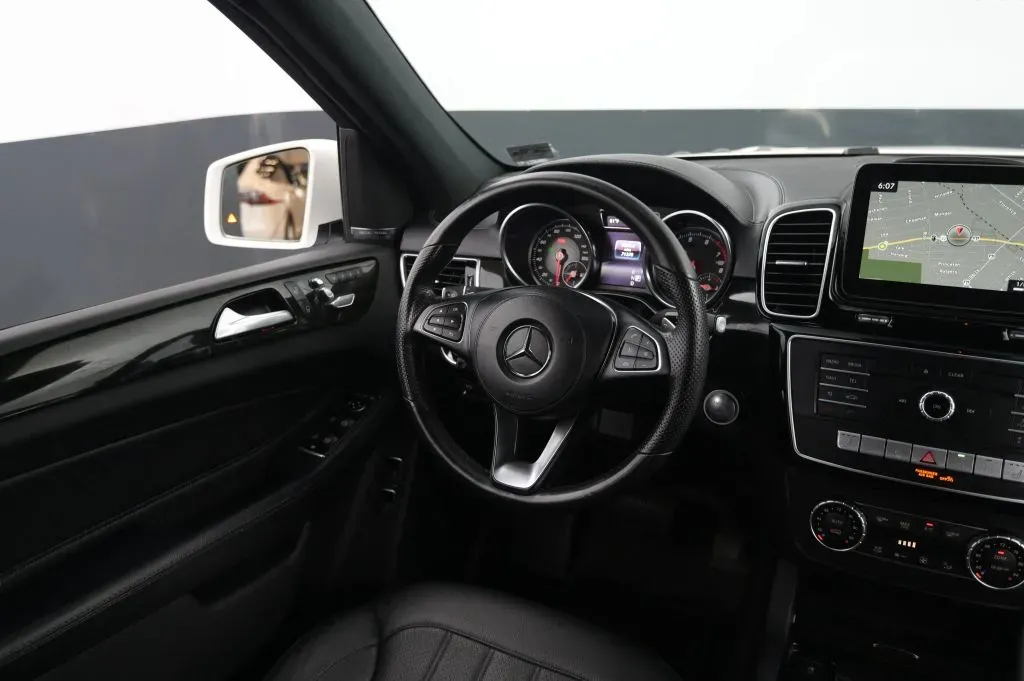 Mercedes-Benz GLS photo 37