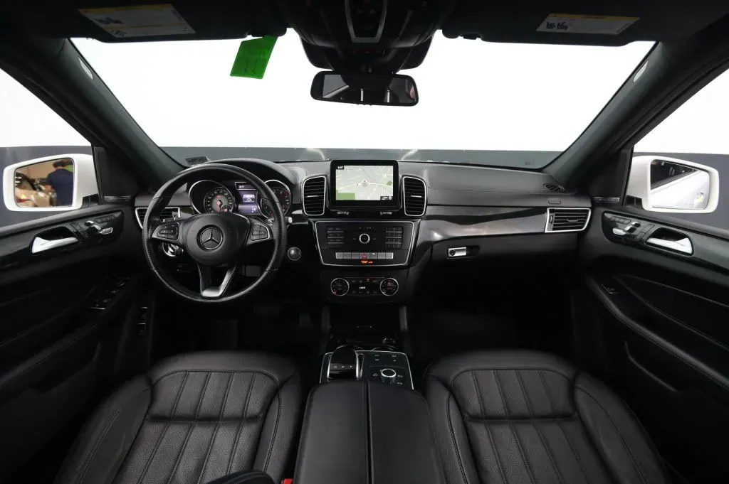 Mercedes-Benz GLS photo 33