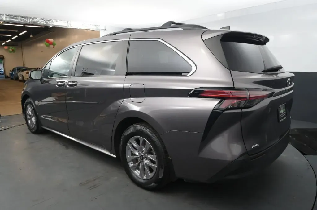 Toyota Sienna photo 3