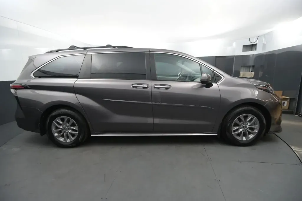 Toyota Sienna photo 6