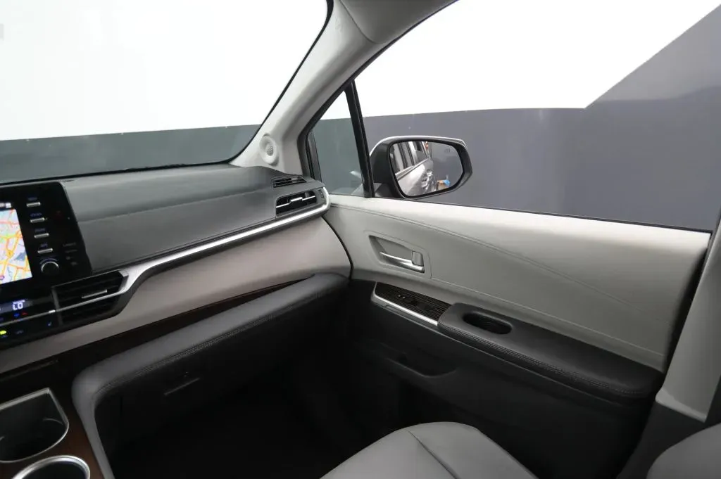 Toyota Sienna photo 36