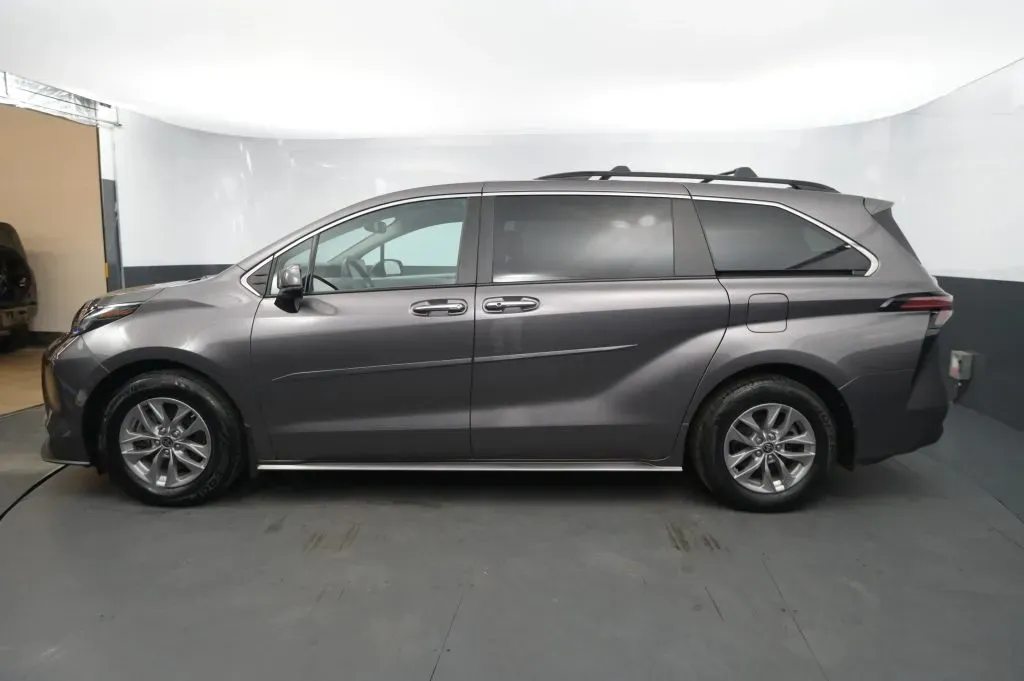 Toyota Sienna photo 2