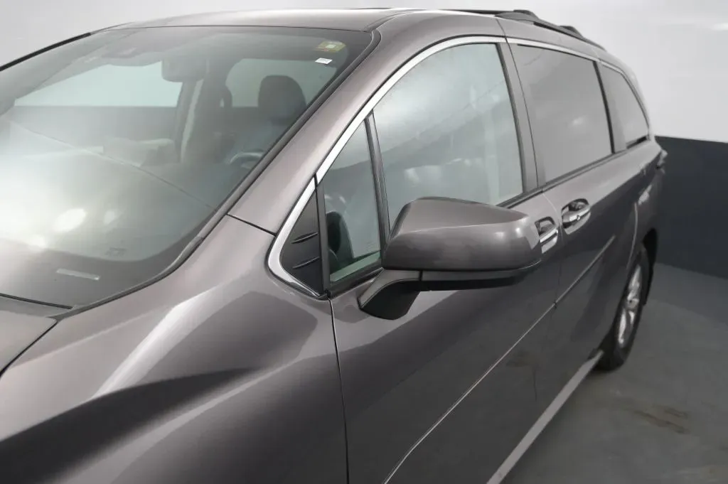 Toyota Sienna photo 11