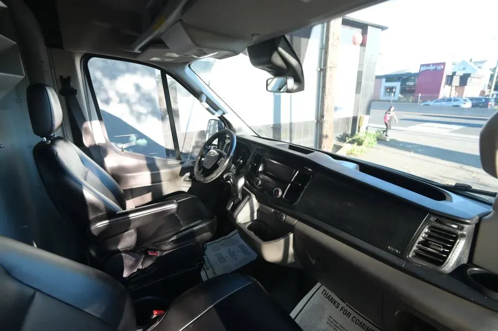 Ford Transit-350 photo 21