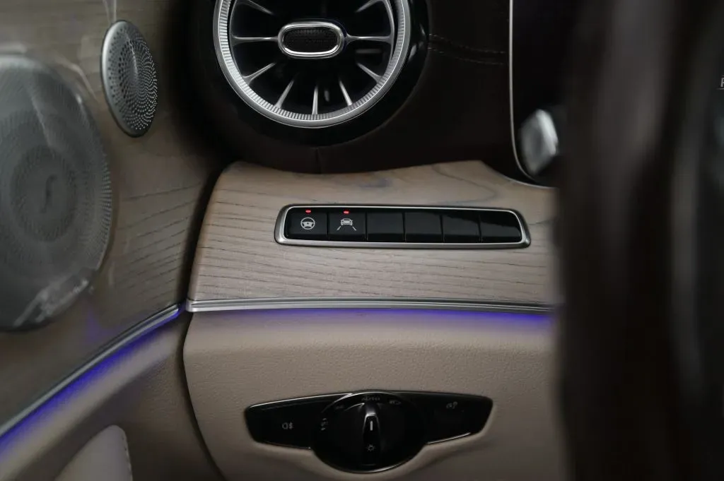Mercedes-Benz E-Class photo 25