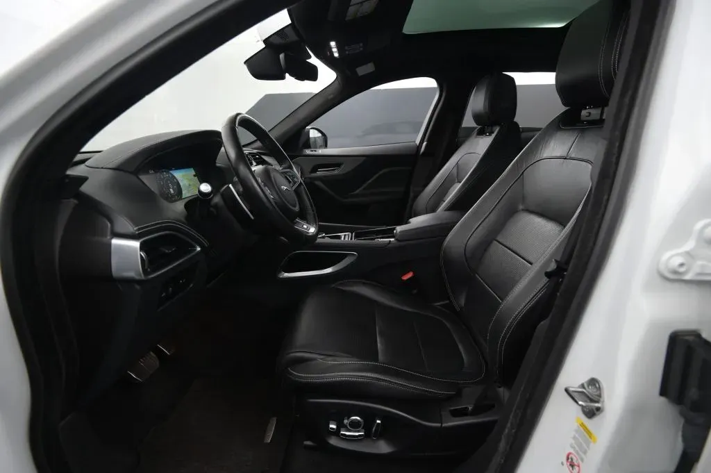 Jaguar F-PACE photo 38