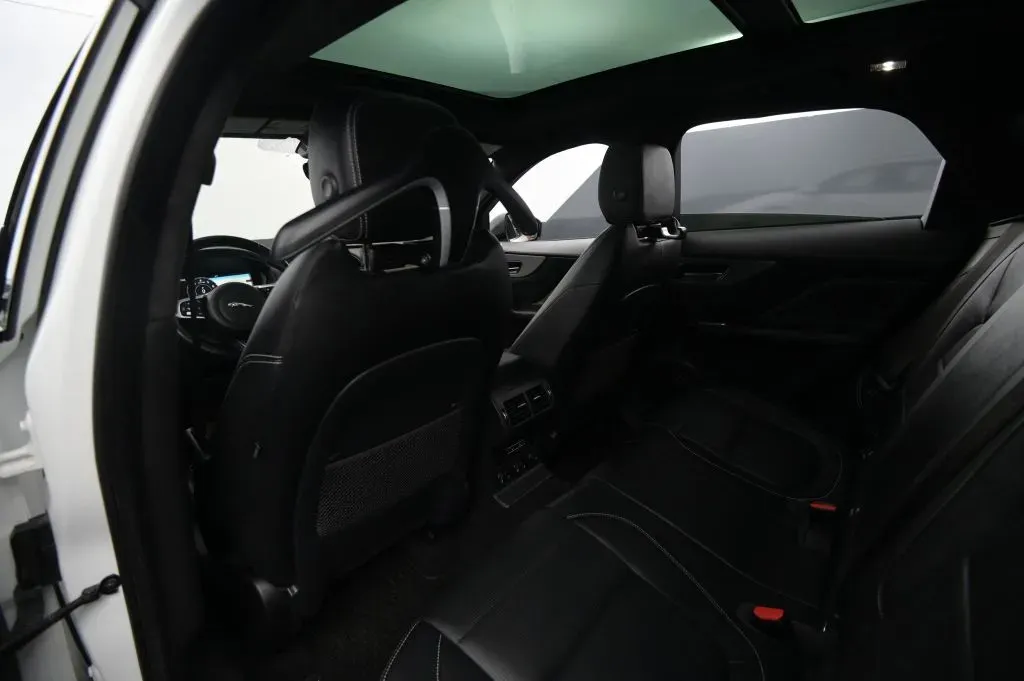 Jaguar F-PACE photo 44
