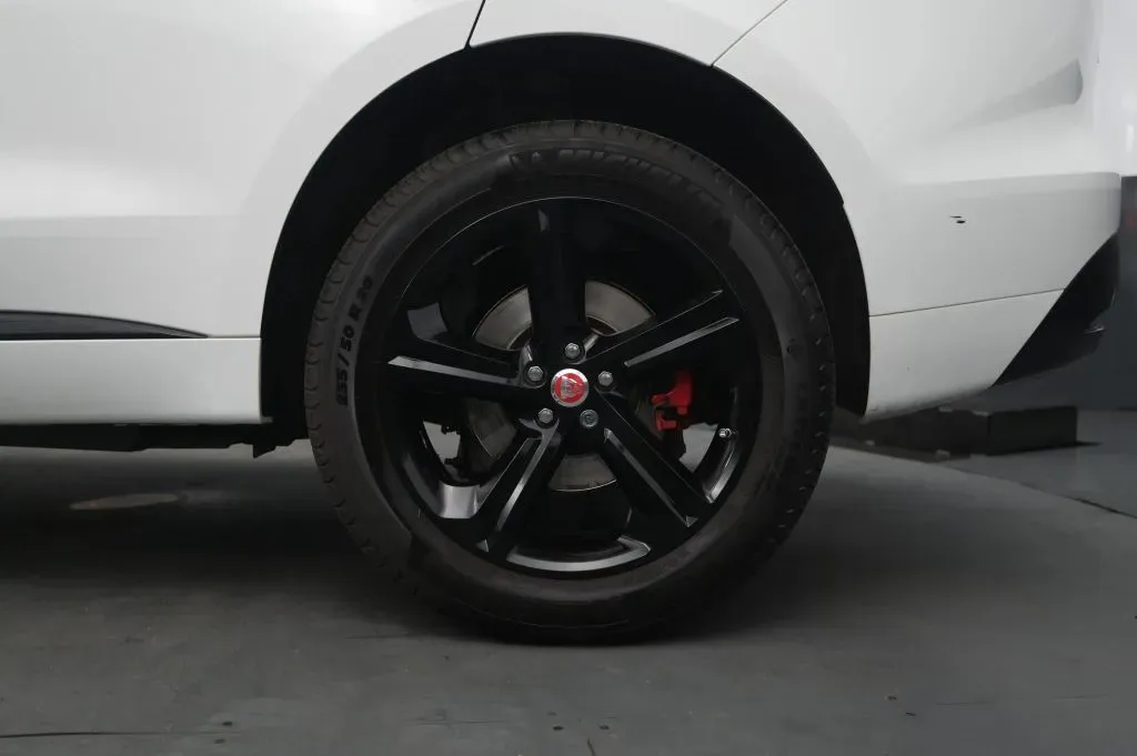 Jaguar F-PACE photo 13