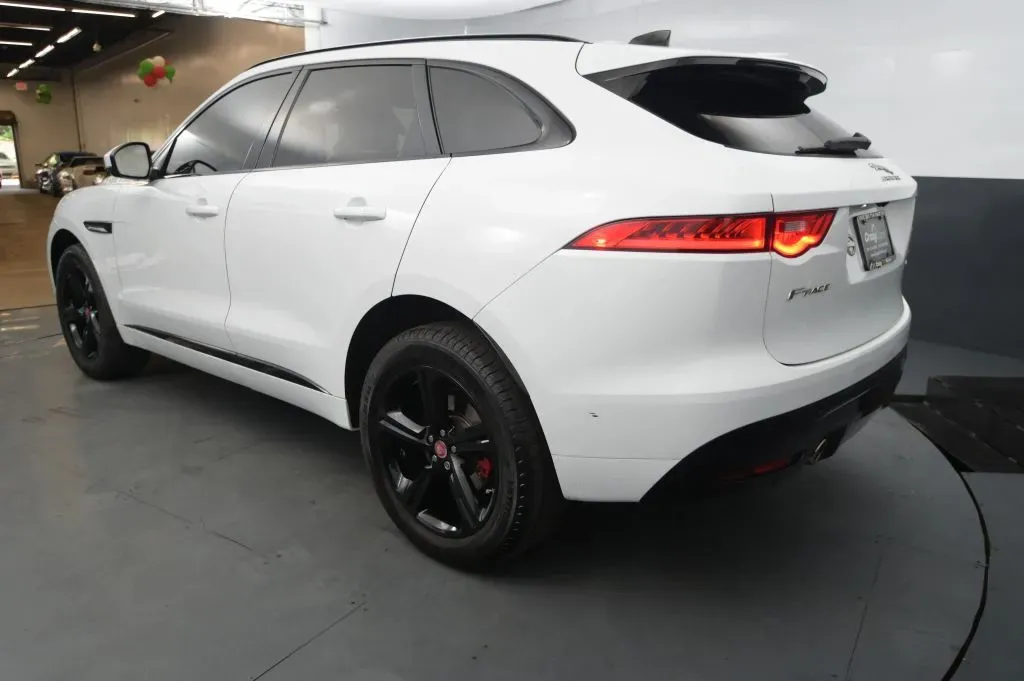 Jaguar F-PACE photo 3
