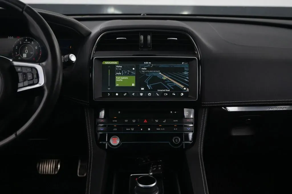 Jaguar F-PACE photo 33