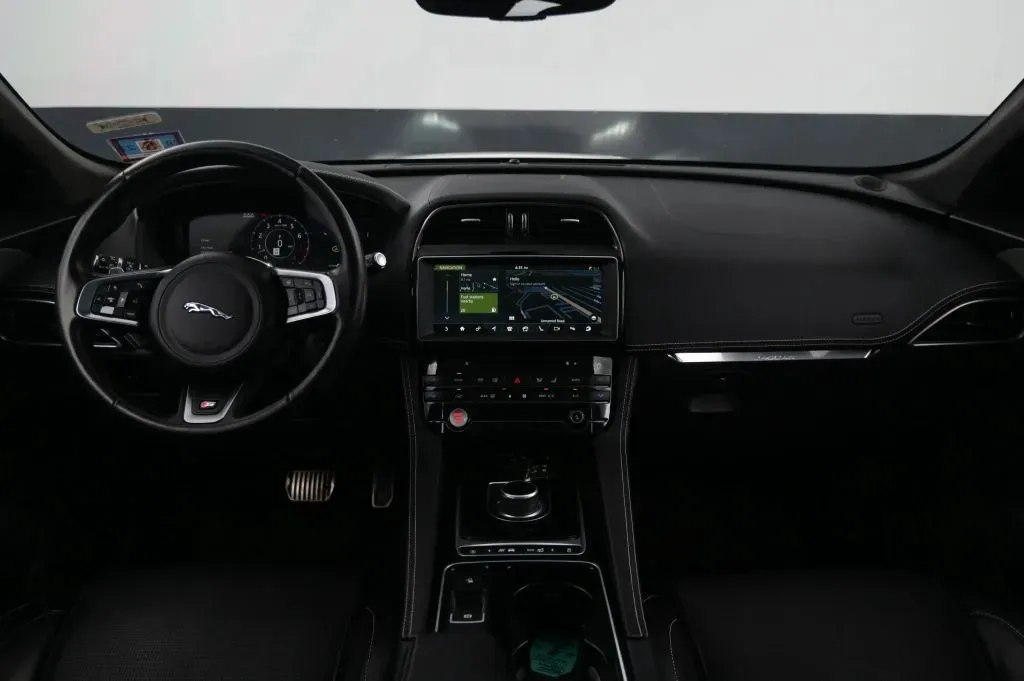 Jaguar F-PACE photo 32