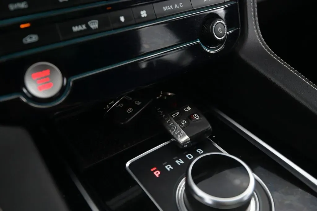 Jaguar F-PACE photo 26