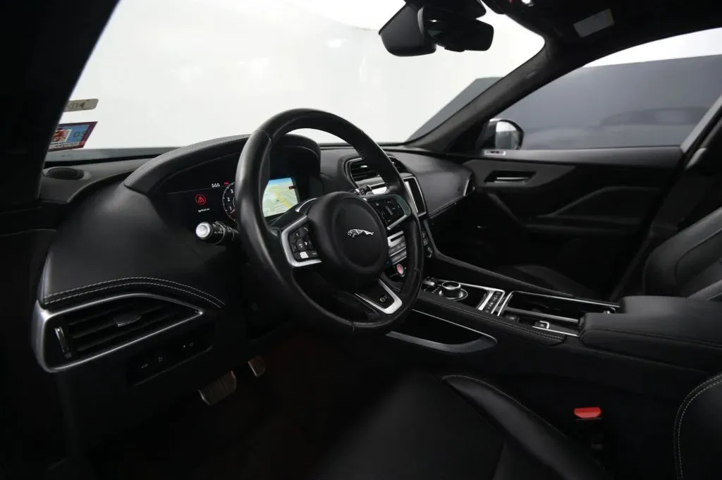 Jaguar F-PACE photo 39