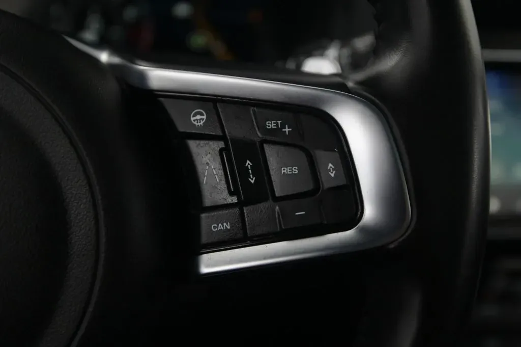 Jaguar F-PACE photo 21