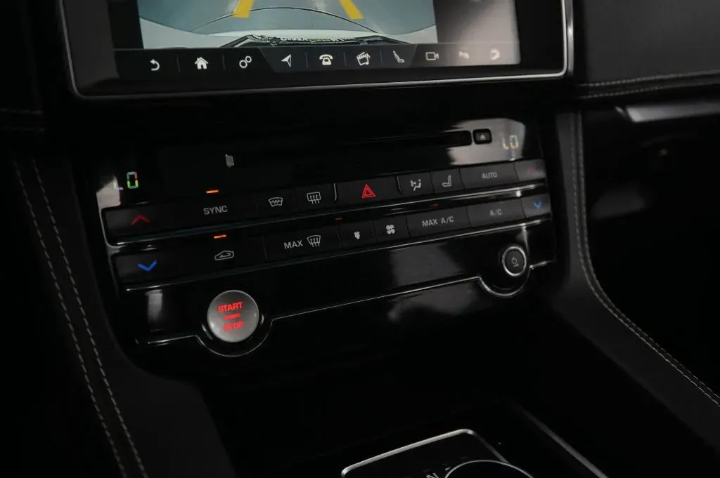 Jaguar F-PACE photo 25