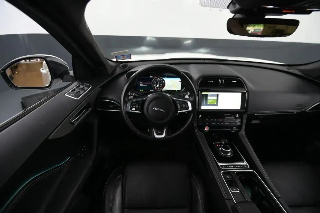 Jaguar F-PACE photo 36