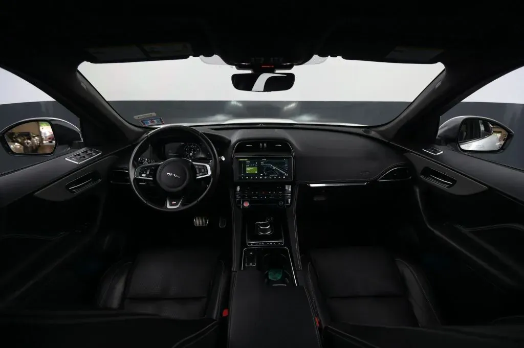 Jaguar F-PACE photo 31