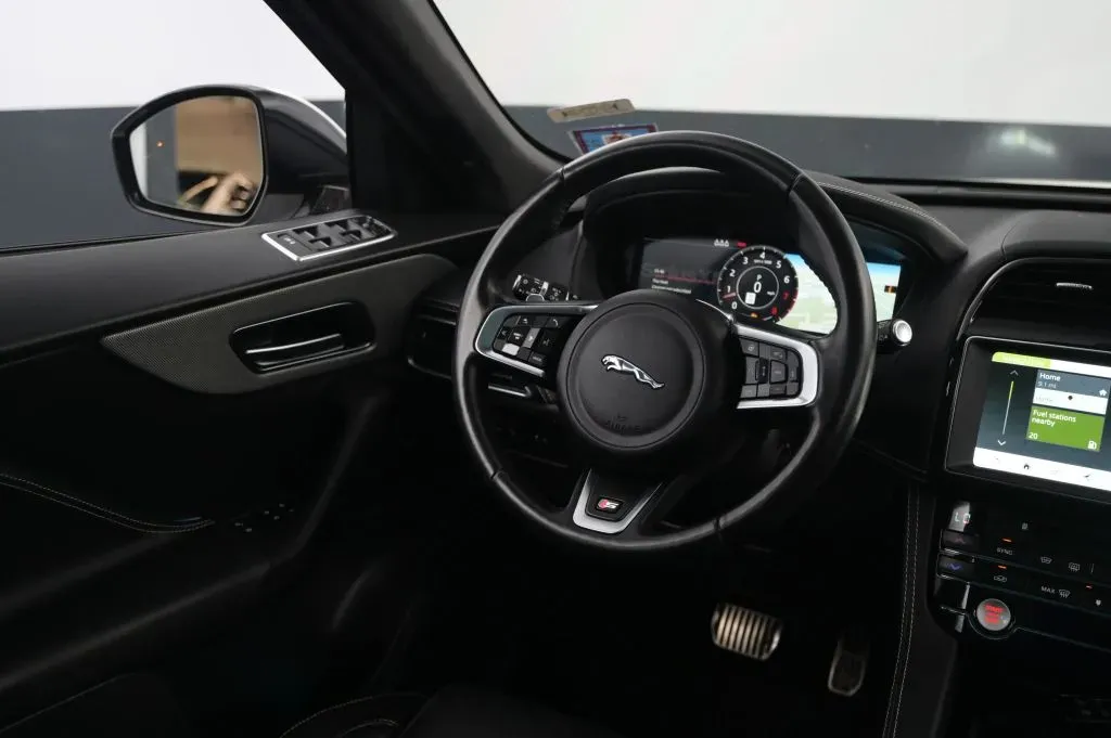 Jaguar F-PACE photo 35