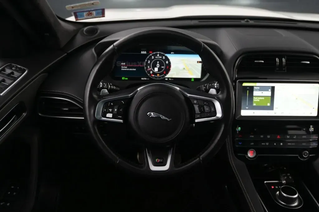 Jaguar F-PACE photo 37