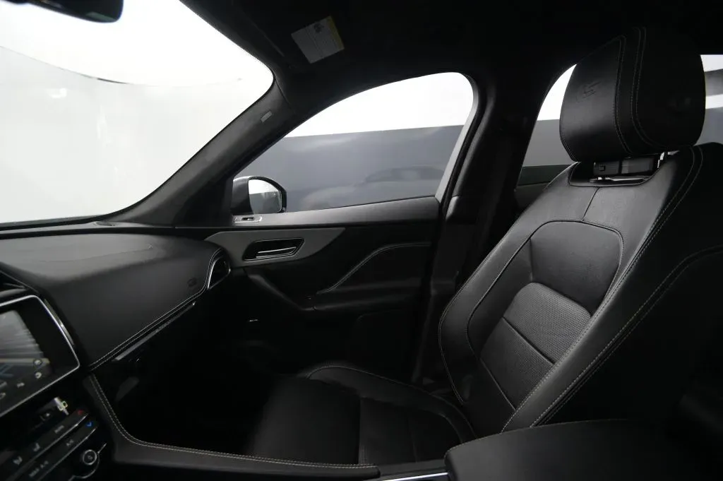 Jaguar F-PACE photo 28