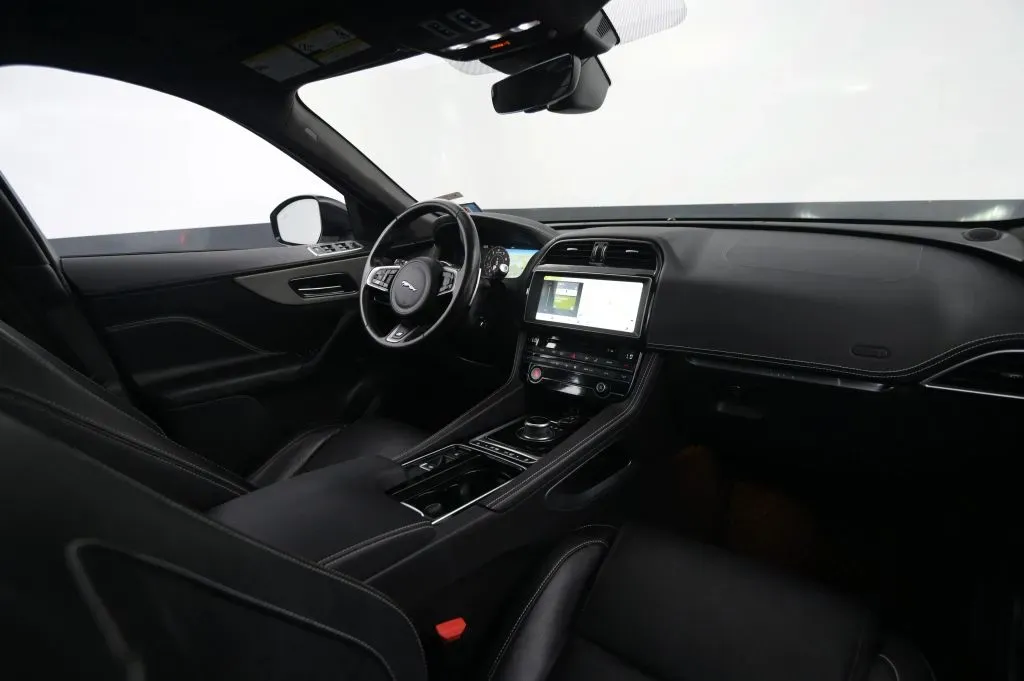 Jaguar F-PACE photo 48