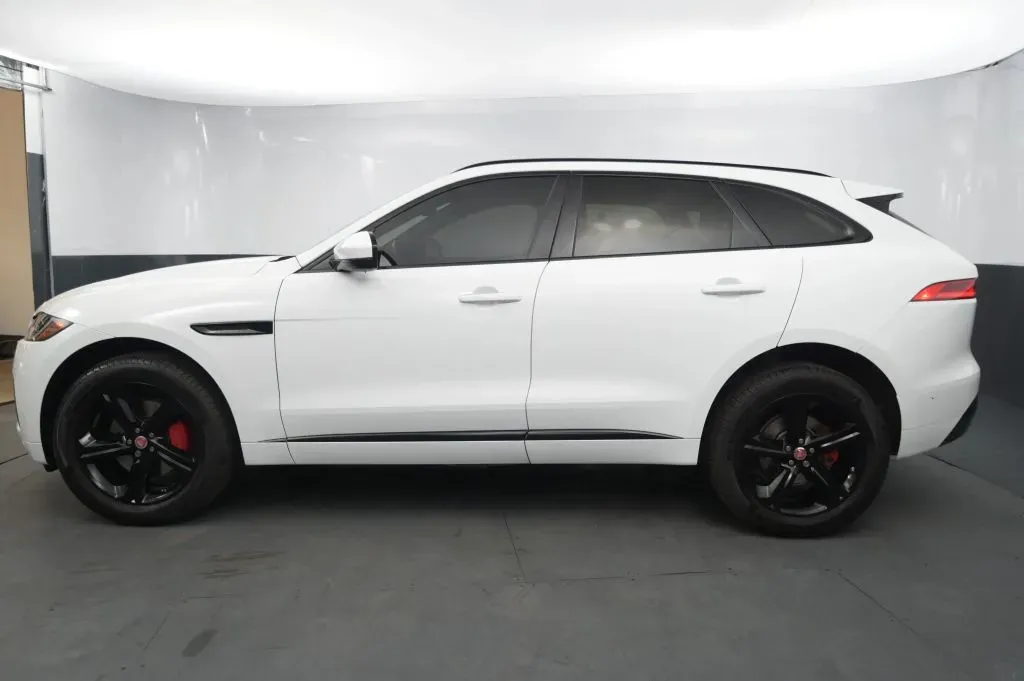 Jaguar F-PACE photo 2