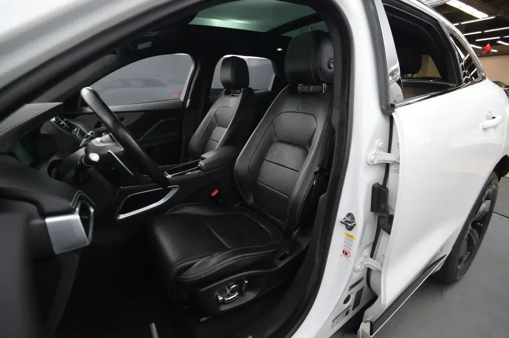 Jaguar F-PACE photo 40